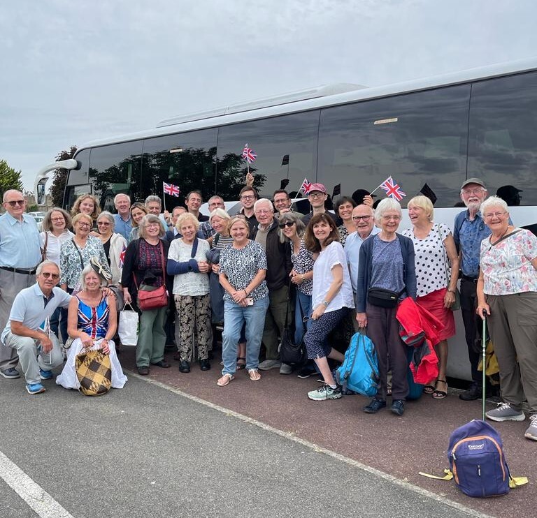 thame group and their hosts about to leave Montesson for the return to Thame