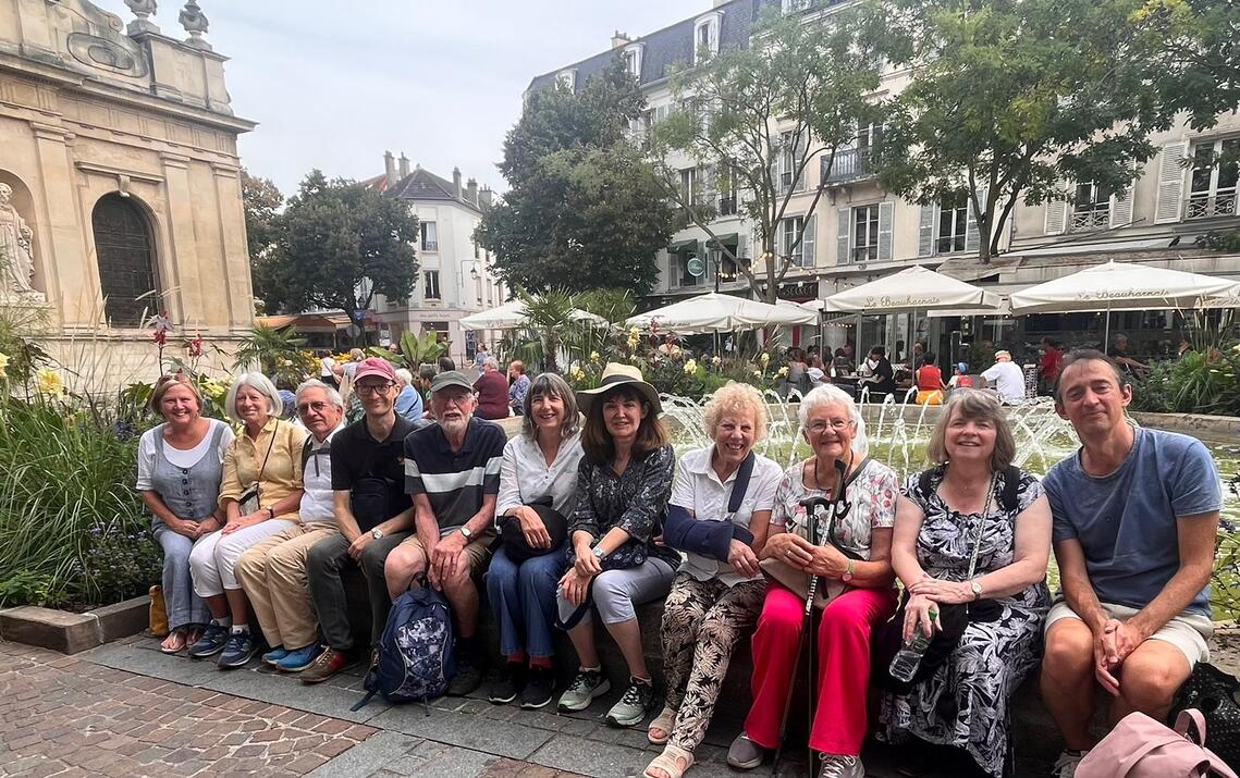 Thame people sitting on the wall at Rueil-Malmaison